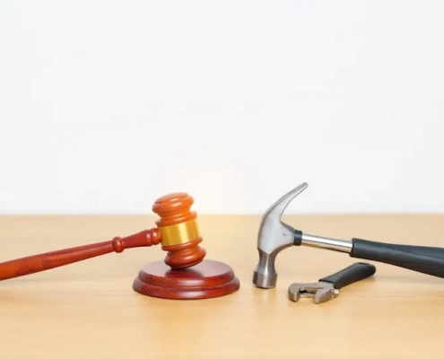 ce que la réglementation impose pour le contrat de maintenance de portails de copropriété en france Marteau de juge et outil