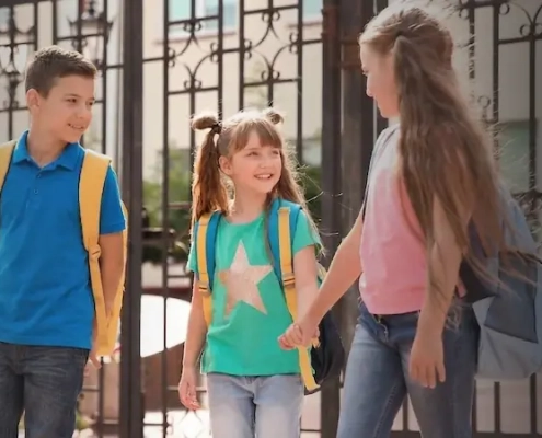 contrat maintenance portail erp à vitrolles par aav vitrolles Enfants souriants avec sacs à dos devant école.
