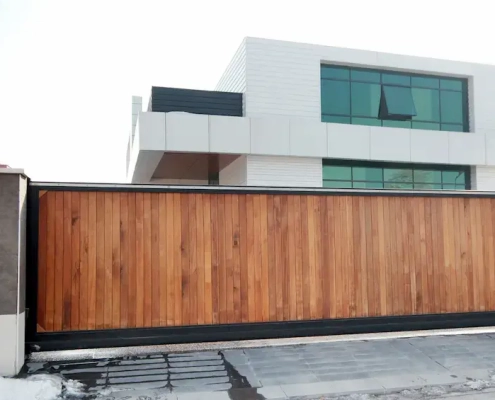 demander un contrat de maintenance de portails de copropriété à aav 13 Maison moderne avec clôture en bois.