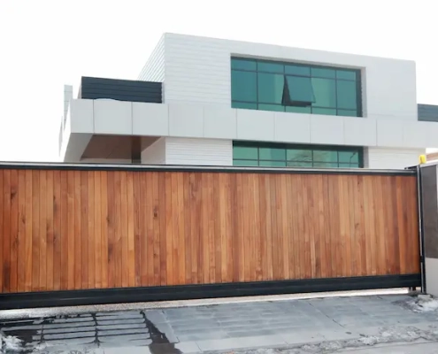dépannage de portail automatique dans le 13 Maison moderne avec portail en bois fermé.