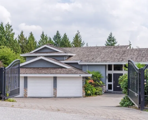 Maison moderne avec garage et portail.