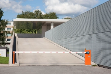 installateur de barrière levante de parking de copropriété à usage intensif dans le 13 Entrée de parking avec barrière levante.