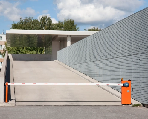 Entrée de parking avec barrière levante.
