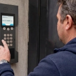 Homme utilisant un interphone.