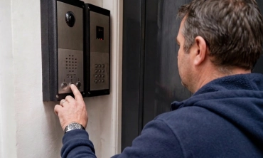installation interphone intratone dans copropriété à marseille par aav Homme utilisant un interphone.