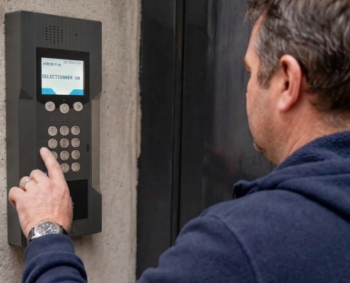 Homme utilisant un interphone.