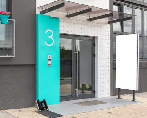 Entrée moderne d'un bâtiment avec numéro 3.