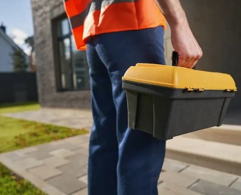 les avantages d’un dépannage portail par aav bouches-du-rhône Homme tenant une boîte à outils dans la main