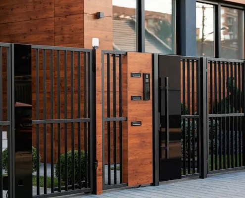 Portail en bois moderne devant une maison.