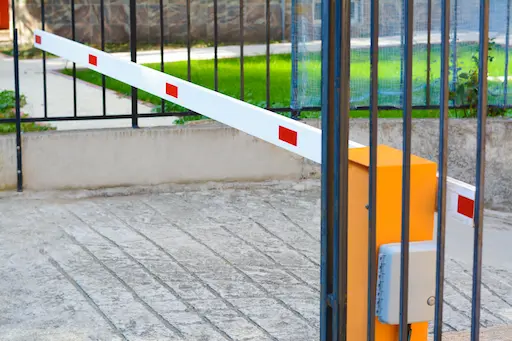 nouvelle barrière levante à la sortie d'un parking d'une copropriété dans les bouches du rhone barrière levante en gros plan