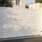 Portail coulissant blanc en aluminium moderne.