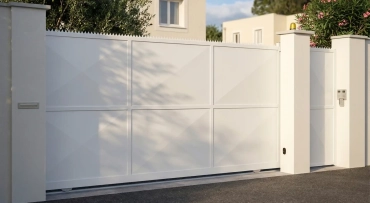 portail coulissant villa aubagne Portail coulissant blanc en aluminium moderne.