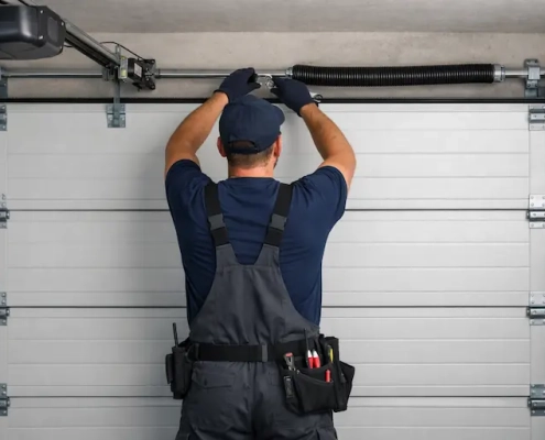 remplacement moteur porte de garage marseille homme remplaçant une porte de garage