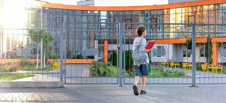 sécurisation des accès d'un collège en paca portail motorisé avec commande loge gardien marseille Collégienne devant portail établissement scolaire
