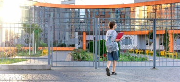sécurisation des accès d’un collège en paca portail motorisé avec commande loge gardien vitrolles Collégienne devant portail établissement scolaire